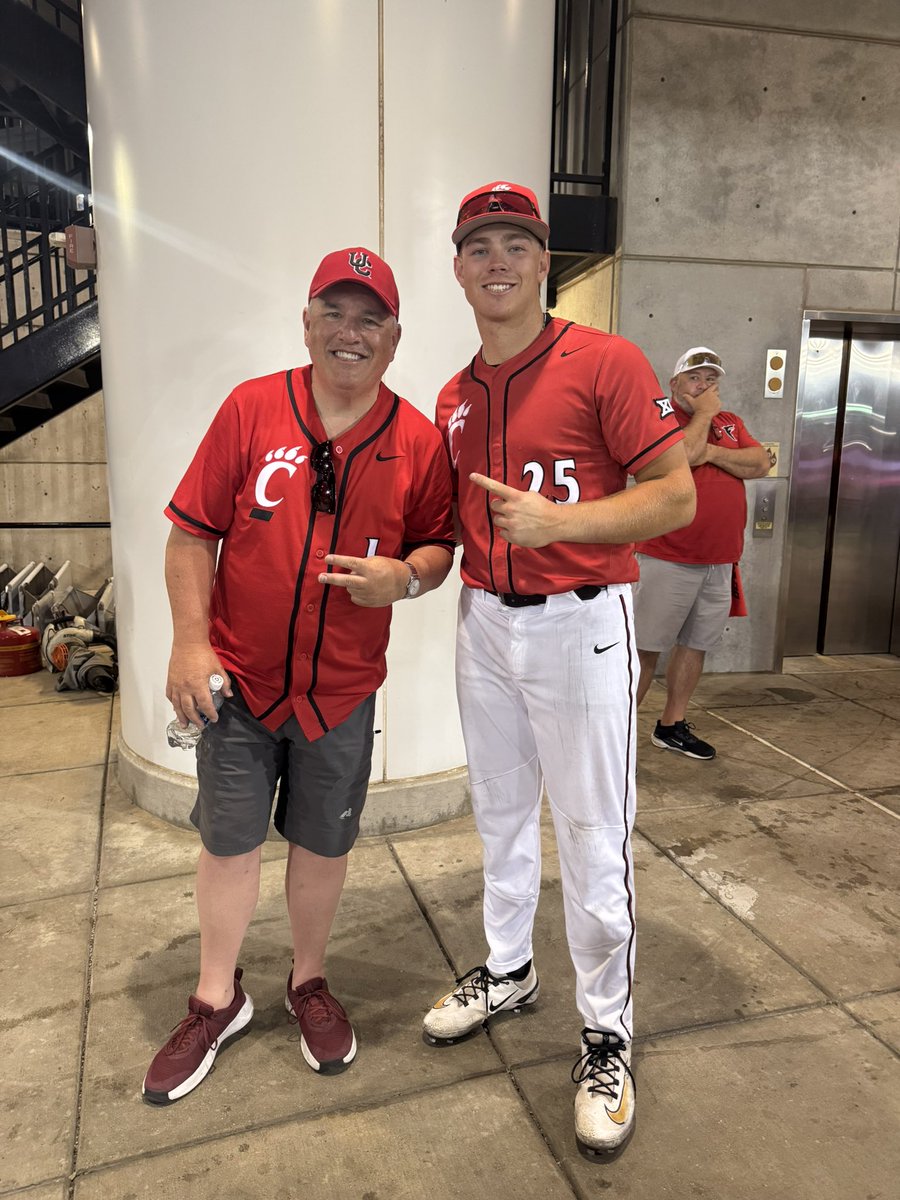cincygreghoodin's tweet image. Just kinda hanging out with @qsc_25 after a big @GoBearcatsBASE Dub! LETS GO #BEARCATS @GoBEARCATS @uofcincy @uofcincyalumni @GoBearcatsUCATS #BearcatFamily #BearcatsUnited #BearcatsForLife #weareuc #wewearcincinnati