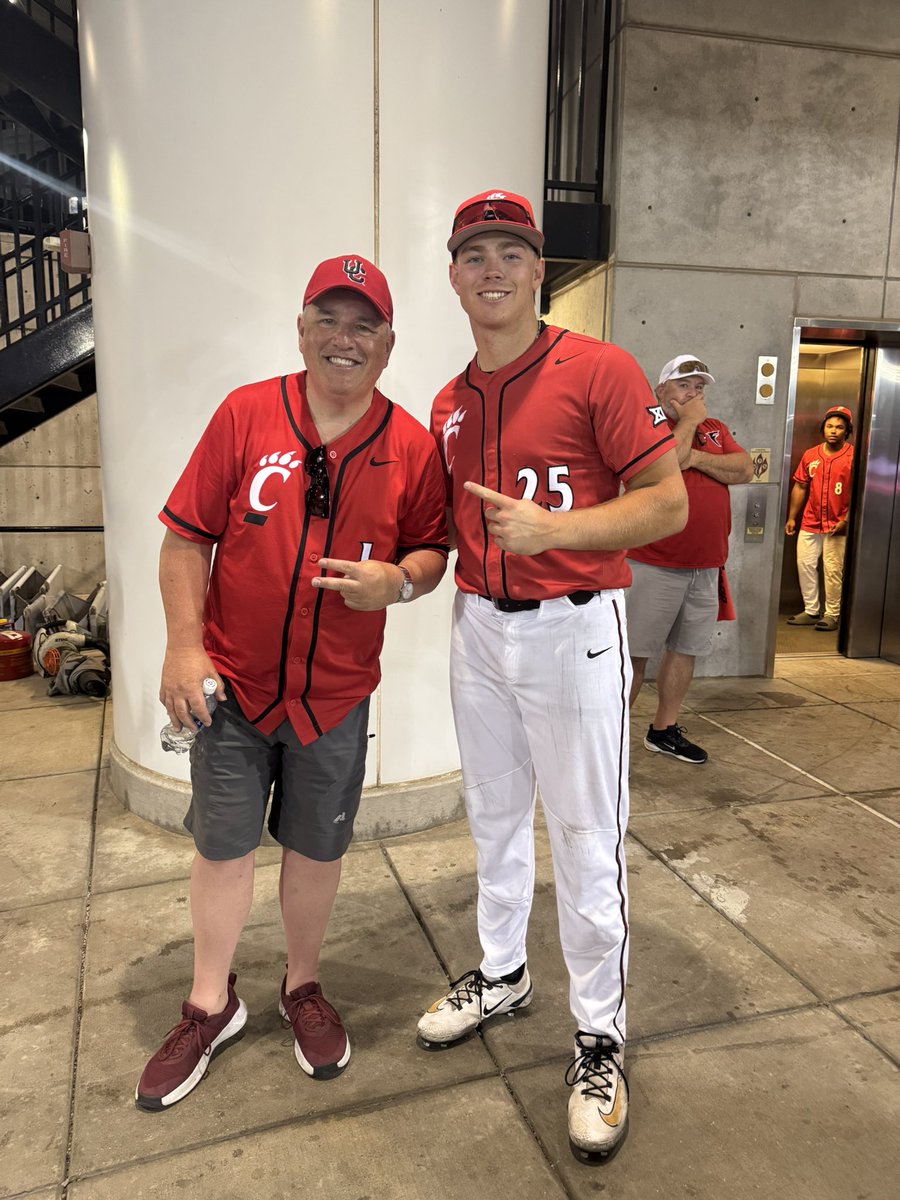 cincygreghoodin's tweet image. Just kinda hanging out with @qsc_25 after a big @GoBearcatsBASE Dub! LETS GO #BEARCATS @GoBEARCATS @uofcincy @uofcincyalumni @GoBearcatsUCATS #BearcatFamily #BearcatsUnited #BearcatsForLife #weareuc #wewearcincinnati