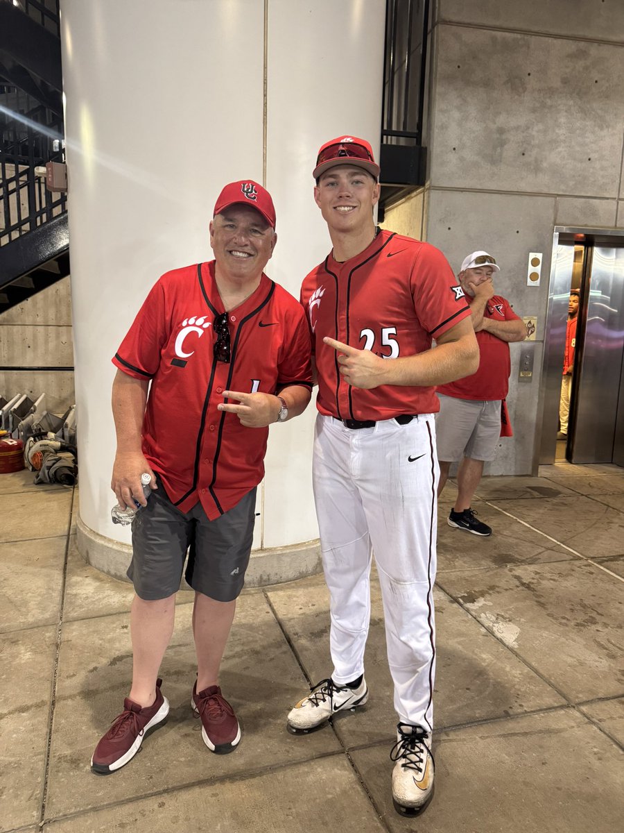 cincygreghoodin's tweet image. Just kinda hanging out with @qsc_25 after a big @GoBearcatsBASE Dub! LETS GO #BEARCATS @GoBEARCATS @uofcincy @uofcincyalumni @GoBearcatsUCATS #BearcatFamily #BearcatsUnited #BearcatsForLife #weareuc #wewearcincinnati