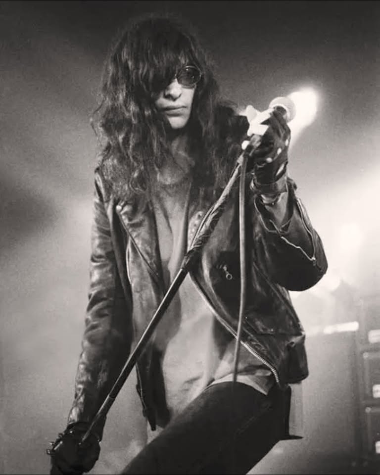 PunkRockStory's tweet image. 25 years ago today 💔 

In memory Jeffrey Ross Hyman, better known as Joey Ramone, singer and songwriter of the punk rock band Ramones, who passed away far too soon at the age of 49 on April 15, 2001, at New York Presbyterian Hospital.

#punk #punks #punkrock #joeyramone #ramones
