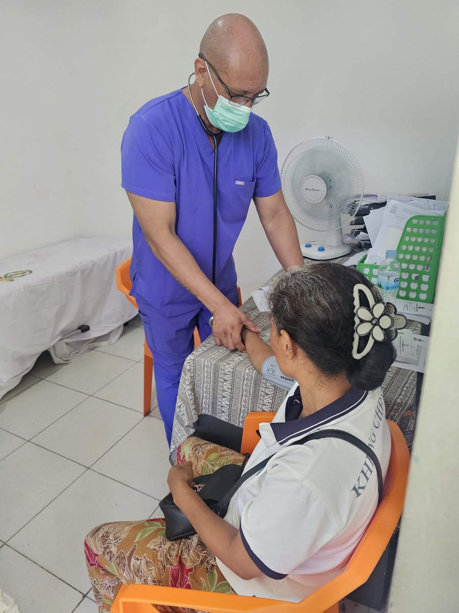 El Dr. Carlos Montero, Emergencista de la #BMCTL #HNGV, se distingue por su profesionalismo, rapidez de respuesta y compromiso constante con la atención a pacientes en estado crítico.
Su desempeño en el servicio de urgencias refleja vocación, entrega y responsabilidad.