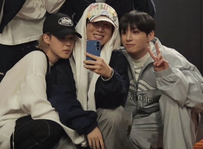 jen⁷ IS SEEING BTS! tweet media