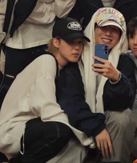 ੯‧̀͡⬮ tweet media