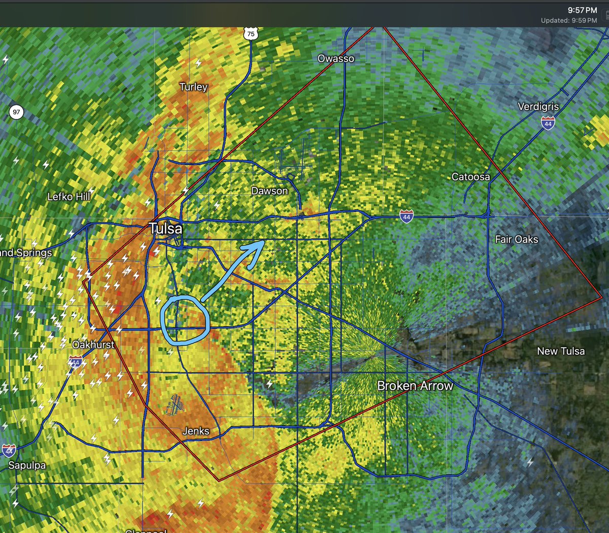 USWeatherExpert's tweet image. Confirmed #Tornado in #Tulsa.
Take cover!