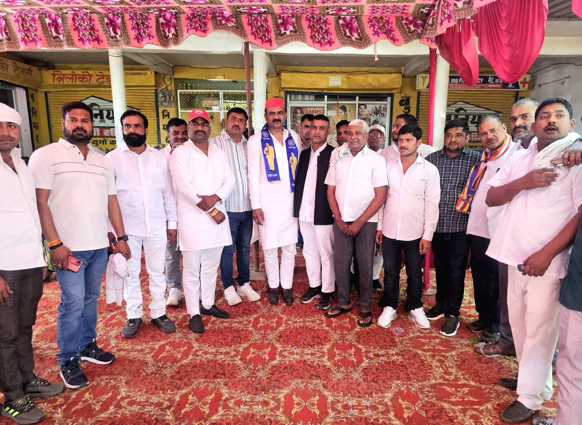 समाजवादी साथियों द्वारा भारत रत्न बाबा साहेब भीमराव अंबेडकर जी की 135 वीं जयंती लखनऊ पश्चिम विधानसभा के कोने-कोने में बड़े हर्षोल्लास के साथ मनाई गई.... जिसमें समाजवादी पार्टी-पश्चिम विधानसभा के कैम्पबेल रोड कार्यालय पर कार्यकर्ताओं एवं महिला सभा की बहनों द्वारा, श्री धीरपाल यादव