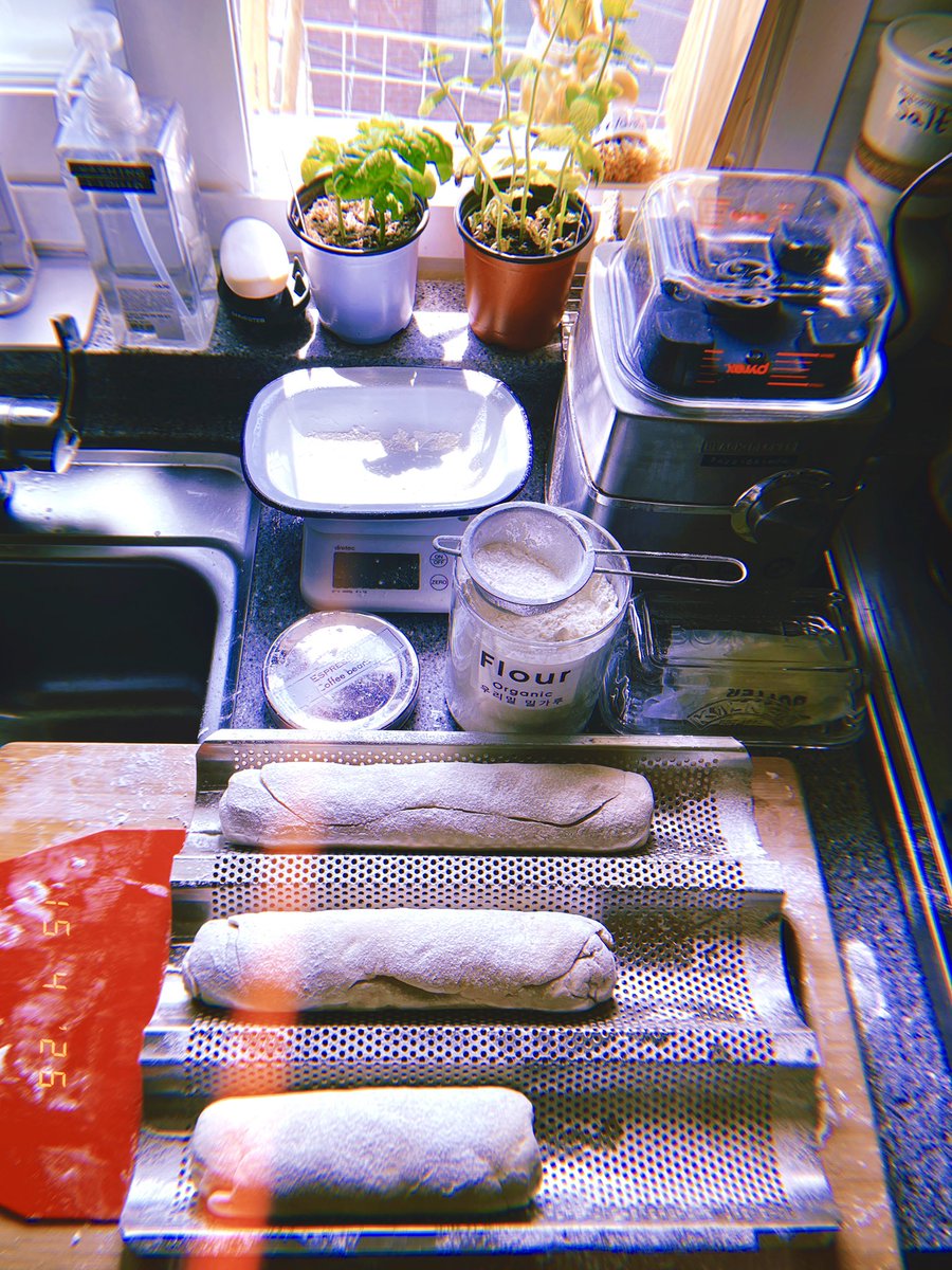 DrewVanilla_'s tweet photo. 투마치 dry dough 두렵다.. 물 많이 먹는 100% 통밀로 만든 사워도우가 이유. 일단 오븐 시간 3-4분 줄였고 영국 사람이 눌러준 <더블 에스프레소> 내림. #coffeeoclock #wednesday https://t.co/Zp2xhyRpho