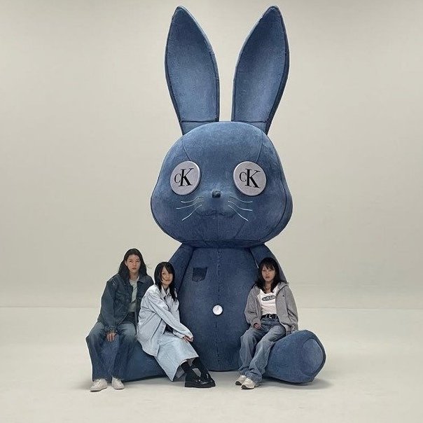 NewJeans_Base's tweet image. Calvin Klein Set Designer Gary Card reveals Cancelled NewJeans Collab:

"Unused CK bunny, made for a famous girl group that i dare not mention here, I loved this set at the time, sad it never got used, hope enough time has passed and i can post this without getting in trouble"