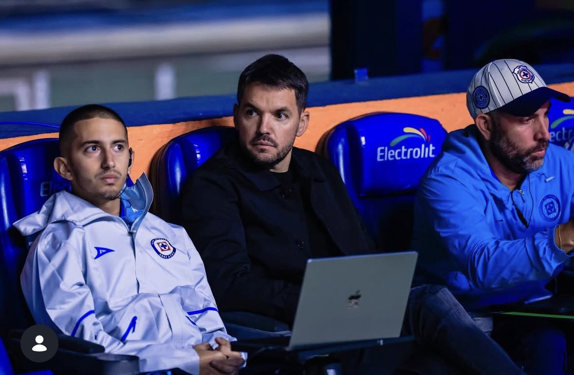 FRACASO DE LA 🚂, lo que bien hizo Vicente Sánchez al darle la 7 ma. <a href="/TheChampions/">Concacaf Champions Cup</a> a Cruz Azul, vino a derribarlo LARCAMON, de paso dejó sin el nivel necesario a Paradela y Palavecino 😡

Presentado por <a href="/calientesports/">Caliente Sports</a>