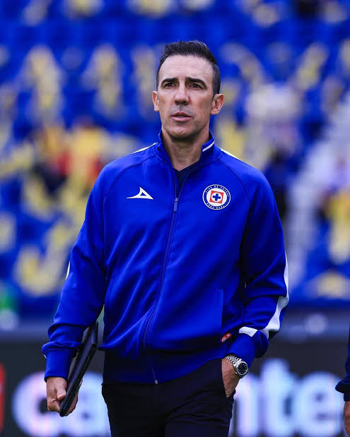 TE EXTRAÑO MÁS QUE NUNCA Y NO SÉ QUÉ HACER