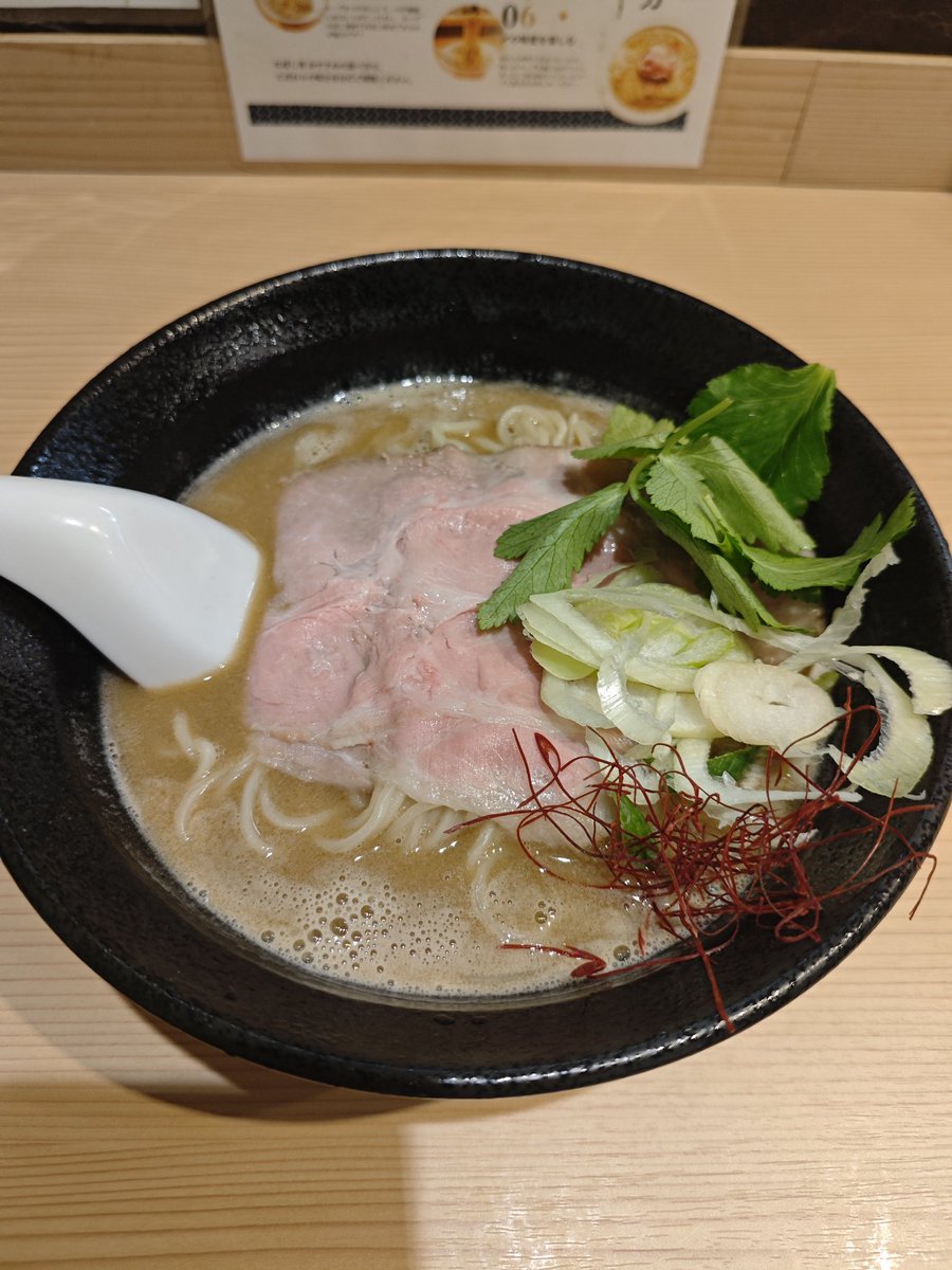 hiroshi_pudding's tweet photo. 赤羽駅の『麺処にぼし香 赤羽店』さんにていただきました！
・【限定】濃厚甘海老蕎麦　1500円
・背脂の和え玉　40円

どちらも最高に美味い！

ただ…
わがままを言うなら
最後に濃厚な海老のスープに
追い飯したかった！

チーズが入った
追い飯用の少量ライスがあれば…

#ラーメン 
#和え玉 https://t.co/GlmbOaS47a