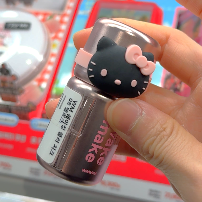 kueenbeauty2000's tweet image. japan sold out. twice. in hours.
not once. TWICE.
and honestly? the second i saw the packaging i completely understood why
this black case is doing something to me i can't explain and i'm not okay 🖤🐱

#Wakemake #HelloKitty #Koreanmakeup #oliveyoung #Kbeauty #HOLYKOLY