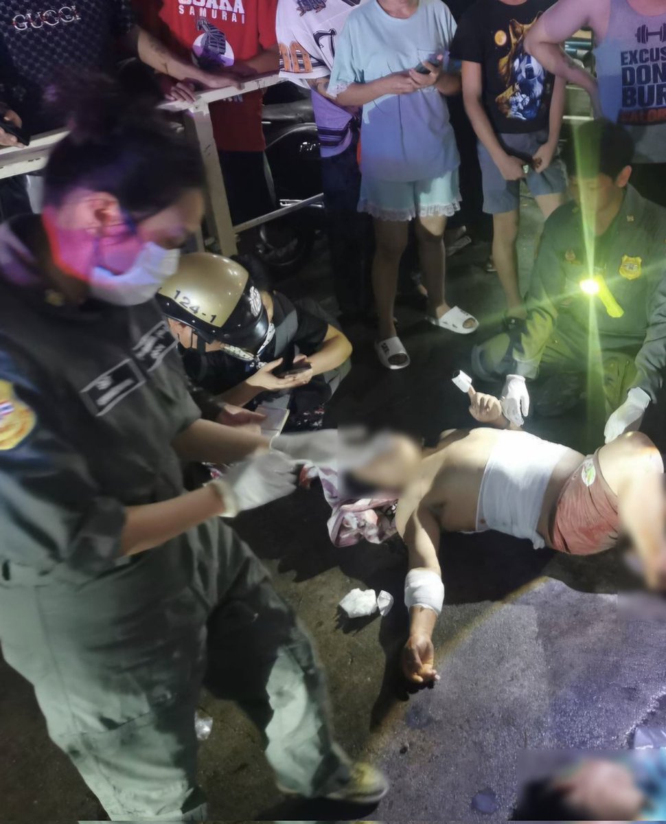 KhaosodEnglish's tweet image. Police responded to a violent clash between 2 groups during #Songkran celebrations, leaving several injured in a parking area in the Makkasan area of #Bangkok.
At around 21:10 on 14 April, officers were alerted to a fight... More: 
facebook.com/share/p/1XXEho… 
#Thailand
