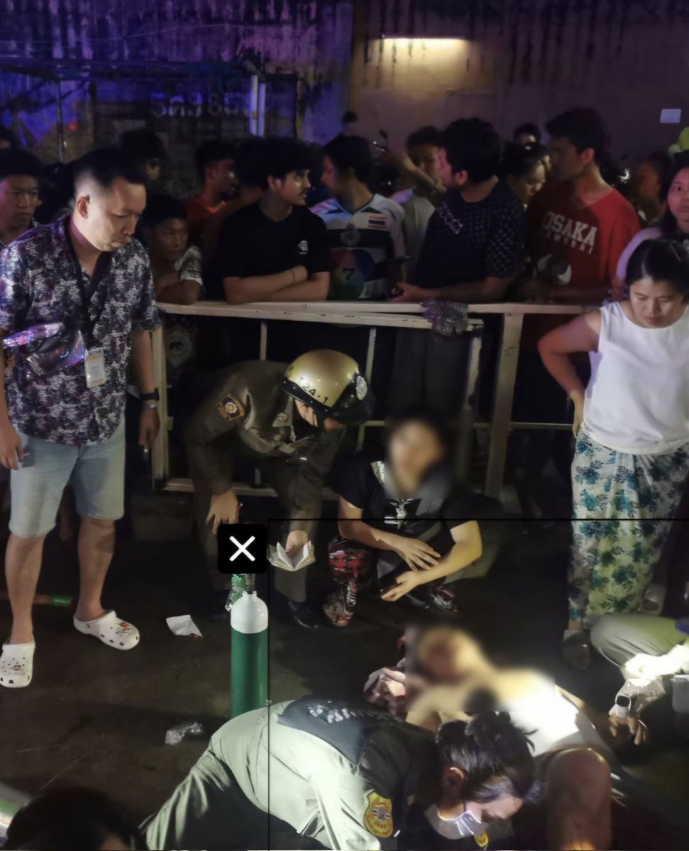 KhaosodEnglish's tweet image. Police responded to a violent clash between 2 groups during #Songkran celebrations, leaving several injured in a parking area in the Makkasan area of #Bangkok.
At around 21:10 on 14 April, officers were alerted to a fight... More: 
facebook.com/share/p/1XXEho… 
#Thailand
