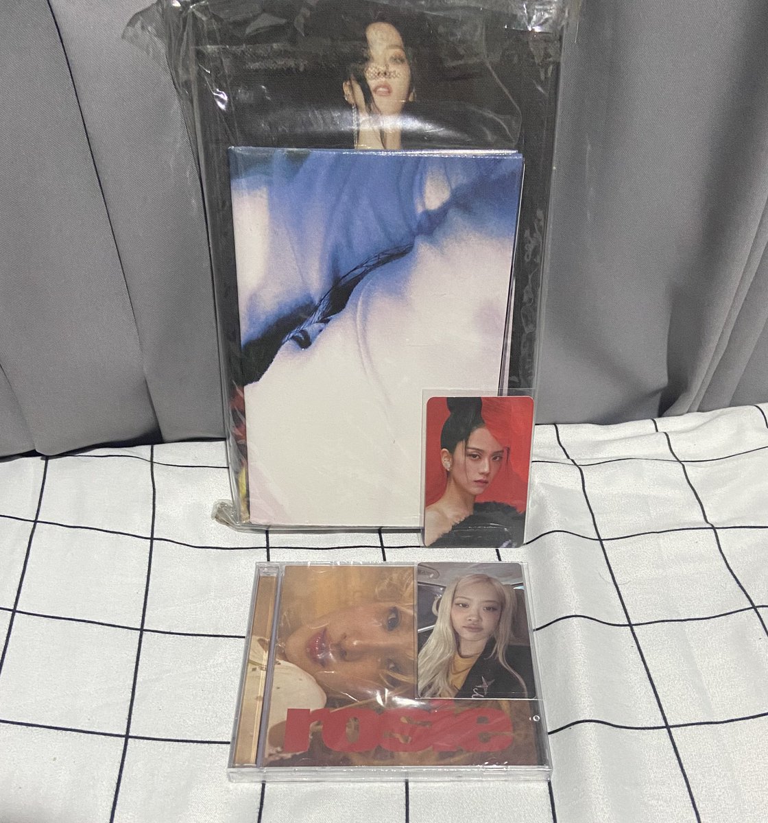 jichulovesu4's tweet photo. wts lfb ph #kksells #BLKsells 

SEALED BLACKPINK ALBUM and PC SET
*see ALT for prices (₱500-₱550)

— on hand , mem card not inc
— mint condi 
— payo, dop
— reply, dm 
— loc: Bulacan
— mod: direct jnt , sdd

🏷️ wts lfb blackpink jennie jisoo rosé lisa https://t.co/oQuvjspyIa