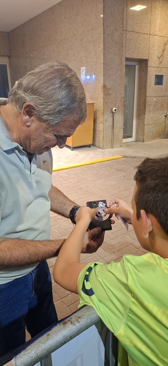 Grande <a href="/betorezmasud/">Beto Rez Masud</a> pegando los stickers del Fran!! Gracias siempre