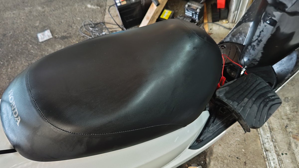 おはようございます！
先週 ブリキ製の小型映写機をゲットして毎日眺めております😍
そして昨日仕入れたディオをバラして部品注文！
エアフィルターは💦プラグもとりあえず交換👌
シートは裂けてはないけどかなり固くなってるので微妙😅
とりあえず頼むか👍