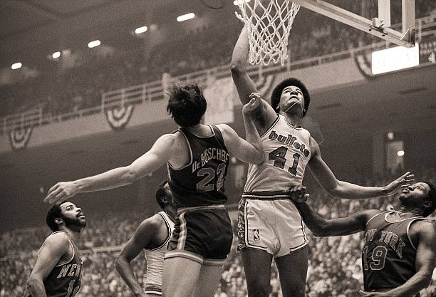 VanderlansJim's tweet image. April 14, 1971 - #Baltimore Bullets Wes Unseld (41) in action vs New York #Knicks Dave DeBusschere (22), as Walt Frazier and Willis Reed of the Knicks look on during Game 4 of the NBA Eastern Conference Finals. Baltimore defeated New York 101-80.
(📸 James Drake)
#NBA #1970s