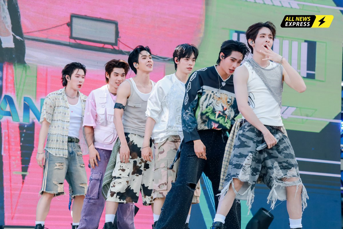 ALLNewsEXPRESS1's tweet image. เก็บตกภาพบรรยากาศ 6 หนุ่ม #DEXXth ในงาน "ICONSIAM THAICONIC SONGKRAN 2026" : สาด สนุก สุข สิริมงคล สงกรานต์ไทย" 👑💦

DEXX SONGKRAN26 ICONSIAM 
#DEXXxICONSIAM 
#JAMESSU_DEXX #TUTOR_DEXX 
#YIM_DEXX #TEETEE_DEXX
#POR_DEXX #AUAU_DEXX 
#สงกรานต์ที่ไอคอนสยาม