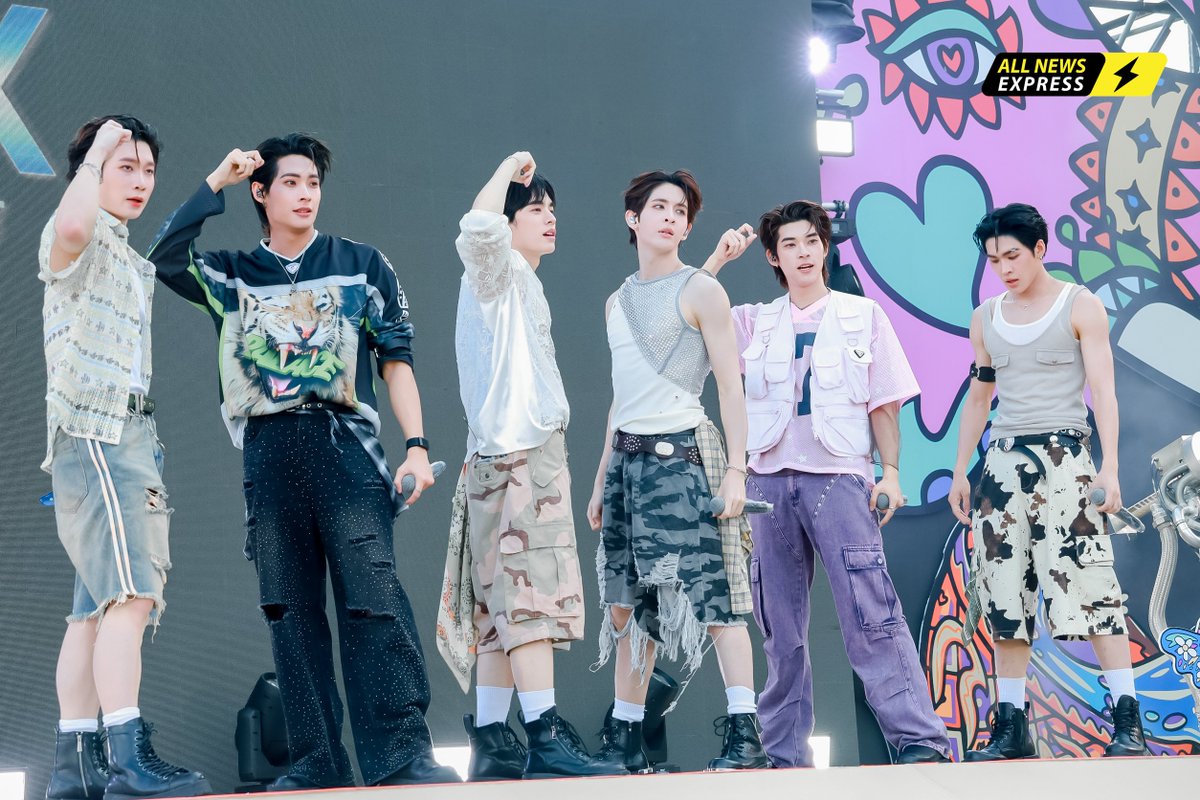 ALLNewsEXPRESS1's tweet image. เก็บตกภาพบรรยากาศ 6 หนุ่ม #DEXXth ในงาน "ICONSIAM THAICONIC SONGKRAN 2026" : สาด สนุก สุข สิริมงคล สงกรานต์ไทย" 👑💦

DEXX SONGKRAN26 ICONSIAM 
#DEXXxICONSIAM 
#JAMESSU_DEXX #TUTOR_DEXX 
#YIM_DEXX #TEETEE_DEXX
#POR_DEXX #AUAU_DEXX 
#สงกรานต์ที่ไอคอนสยาม