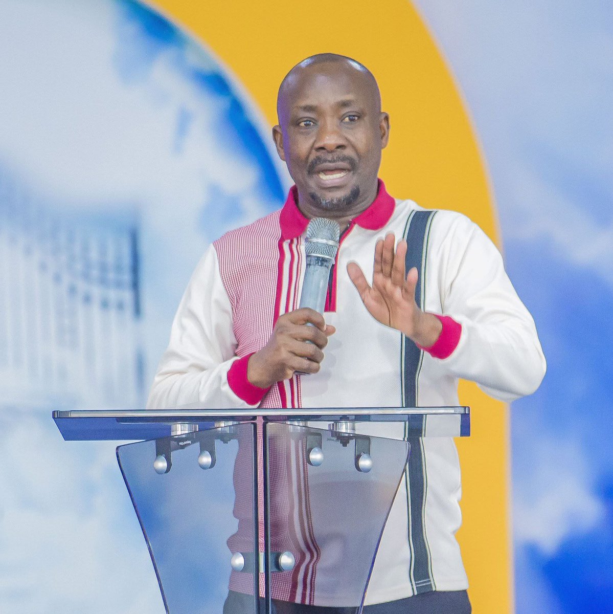 ✍️Usije Ukadanganywa na mtu eti MIZIMU ni "MABABU" WALIOKUFA, thubutu..!! Ufuate MZIMU utakutia CHAKA. Unaona MZIMU wa kisukuma unaongea kisukuma..."Mwangaruka", "mwadila", "mli mola" unaongea kisukuma chote ukasema ni Mababu waliokufa, we..!!?  Mizimu Ni Mashetani waliokaa