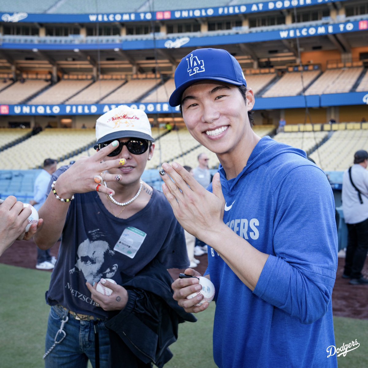 ixxbgdragon's tweet photo. WE LIKE 2 PARTY WITH THE CHAMPS.

Hyeseong kim
Roki sasaki
Blake snell https://t.co/r5nu3cBnRi