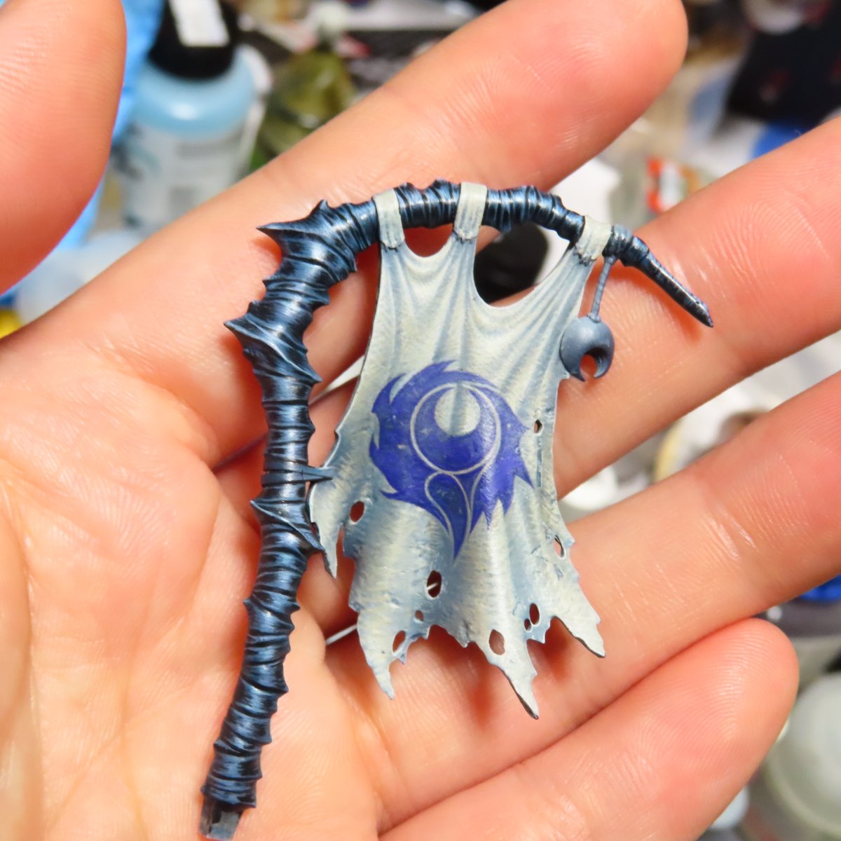 とりあえずポール塗り終わり。これどういう素材なんだ？と思ってたけど、ディティールちゃんと拾ってみるとトゲトゲした木に黒い皮紐を巻いてる感じに見えるね