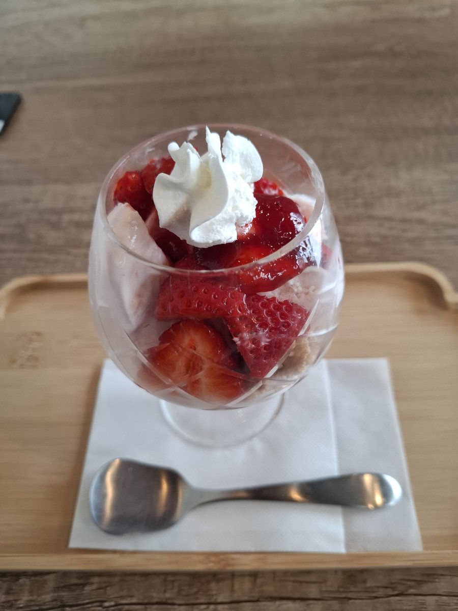 okabe1982's tweet photo. 今日はワルツポコで日替わりのクリームシチューとワッフルといちごパフェとラッシーを頼みました
全部美味しくて満足＼(^-^)／
#ワルツポコ https://t.co/1gappZA2OV