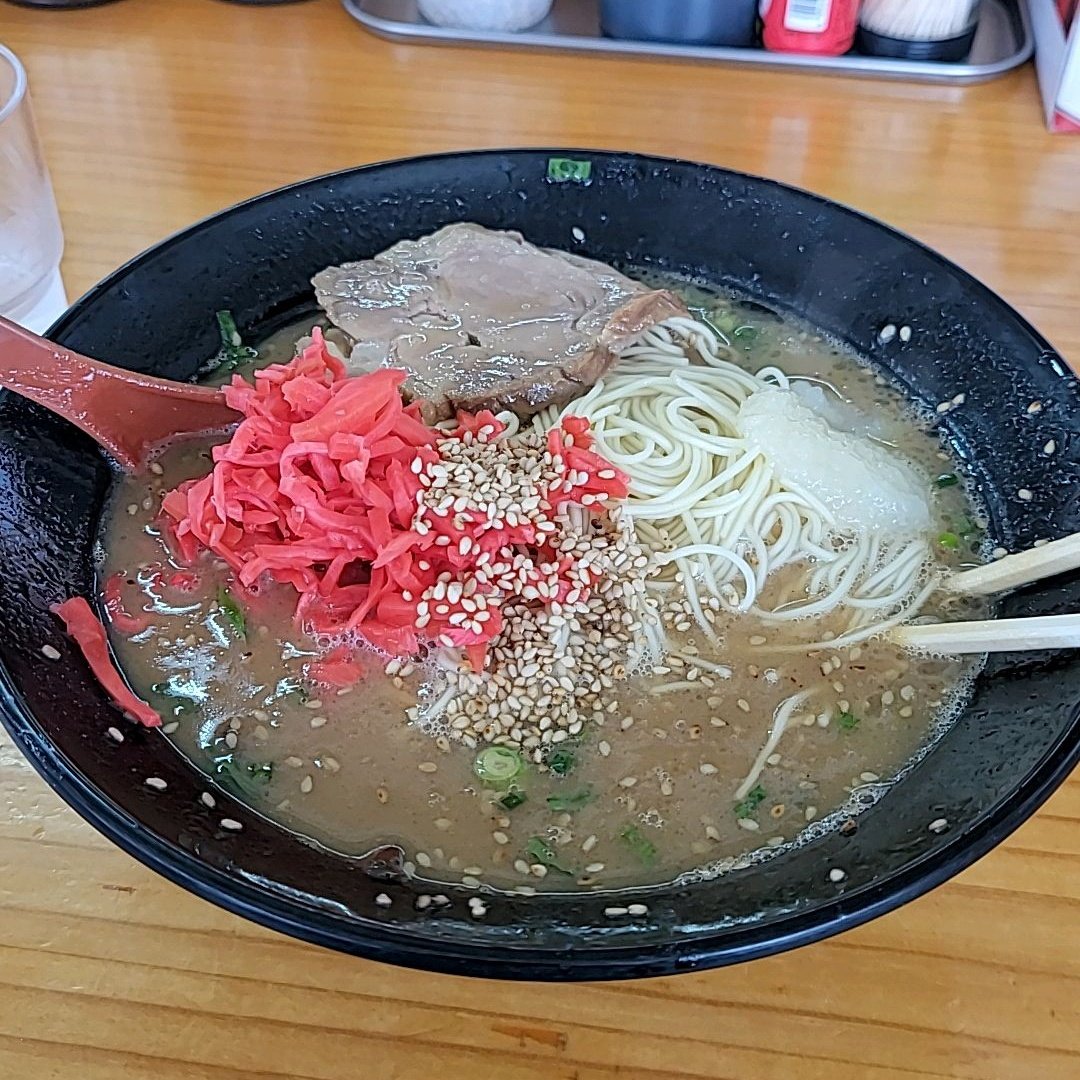 contimax's tweet photo. 新井商店@伊勢崎
豚骨チャーシュー、中太麺カタ

中太麺に絡むドロドロ豚骨スープが最高😀
麺に絡み付いて美味しい🤗
ゴマと🧄入れて更に旨い😊

替え玉細麺ハリガネで😇
紅生姜でスッキリ締めて完食😃✌

美味しかった🤣
ご馳走様でした😋🍴💕 https://t.co/BwKqTlwoUc