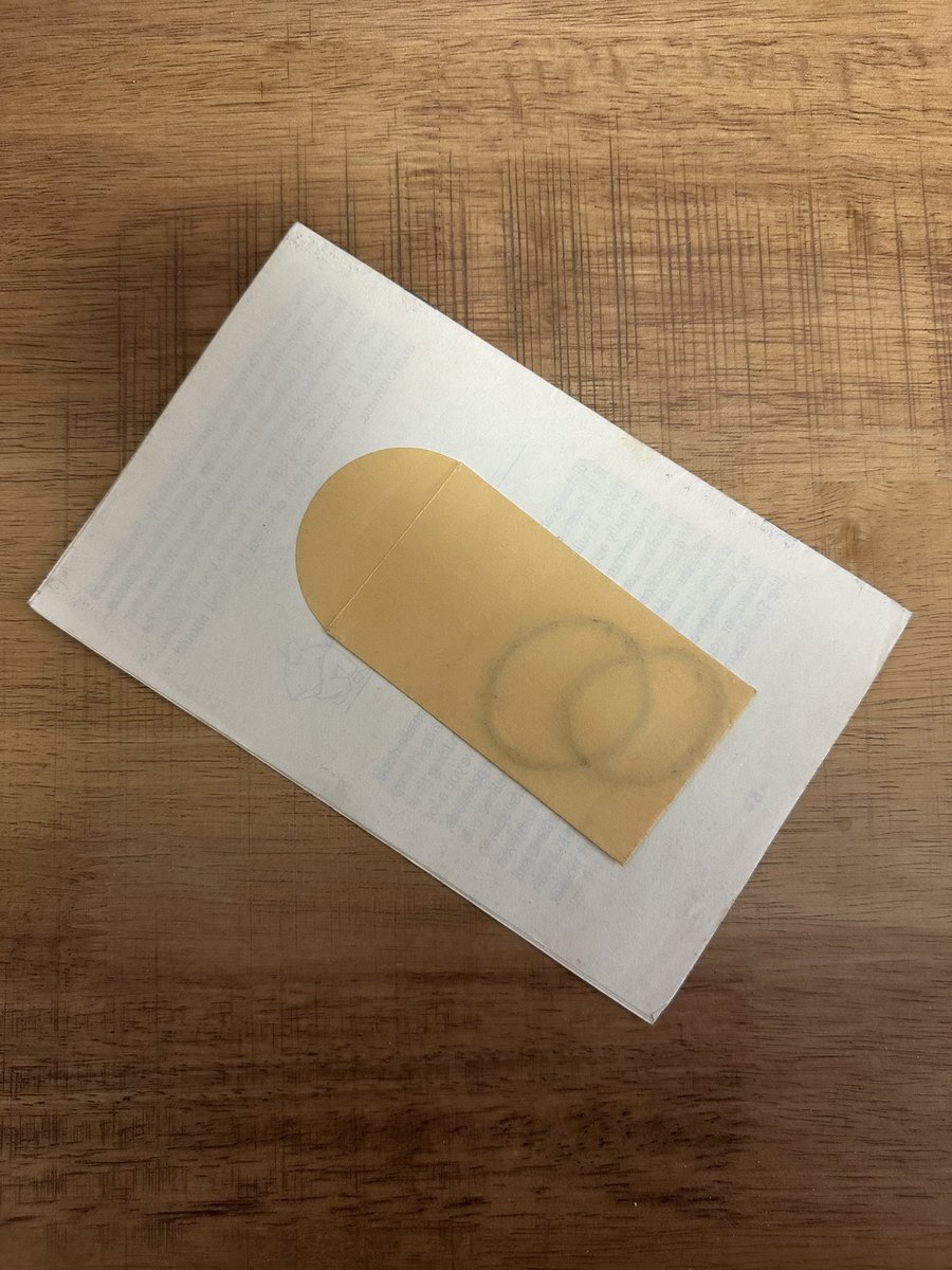 wizards_library's tweet photo. ”His ability with the rubber band to roll up his arm and into his shirt pocket! Really!”
輪ゴムが腕を駆け上がり、そのままポケットへ。Dan Garretも「不気味(Uncanny)」と言うテクニック。できる気がしない。
#rubberbandmagic https://t.co/lL6QtsDj1K