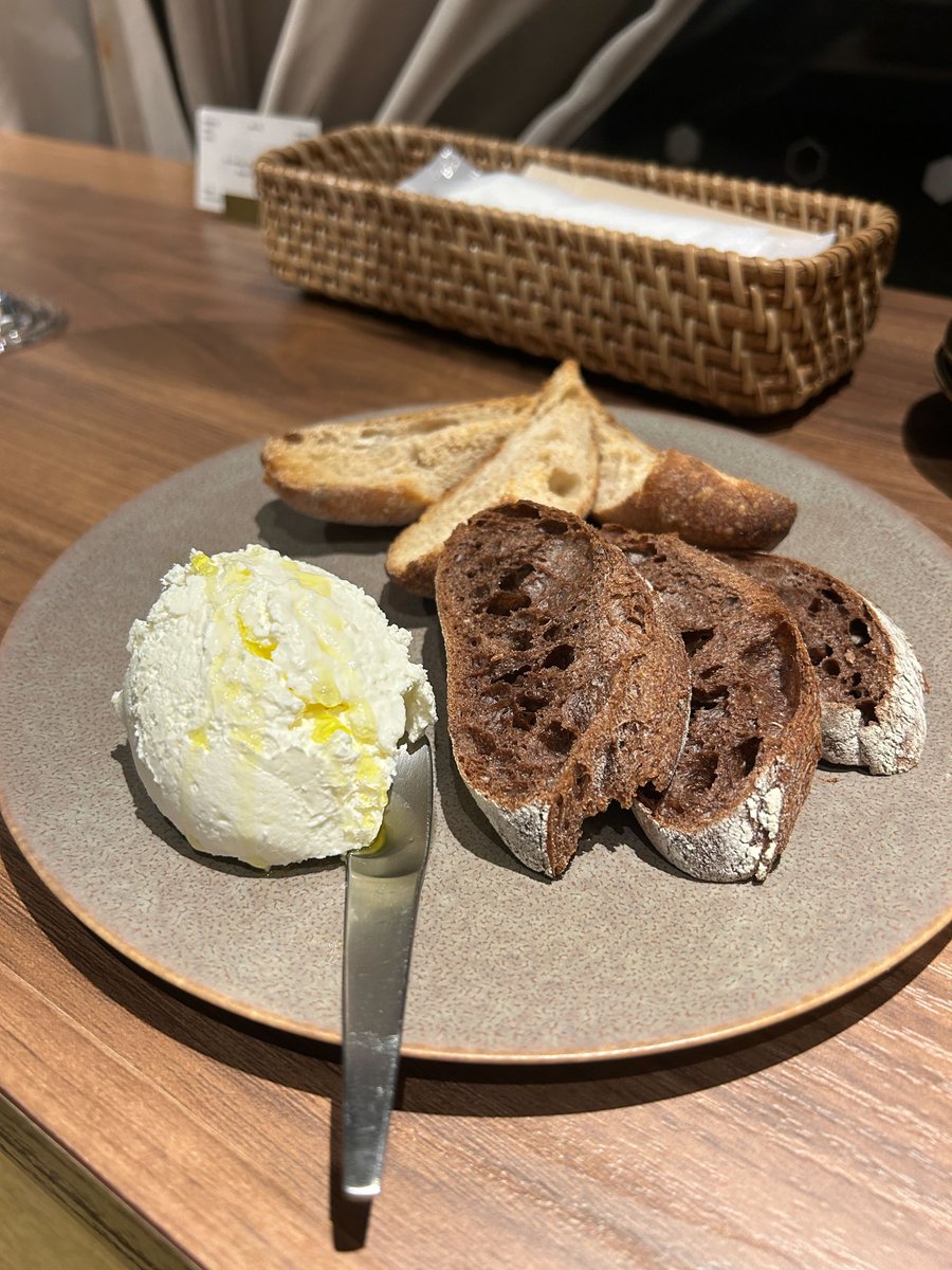 Forking_jp's tweet photo. nomeL Bakery うらレモン
昼はベーカリー、夜はビストロ。Lemon Bakeryのうらの顔のこのお店。
お通しは美味しいパンの本格ビストロ。ホイップバターをつけて食べるとワインが進みます。
前菜盛り合わせもボリュームありどれを食べても美味しくラムチョップは絶妙な火入れ加減で発酵紫キャベツが絶妙にマッチします。
ナチュールワインとの相性抜群です🍷

📍店舗情報
 nomeL Bakery うらレモン
🏠 札幌市中央区北４条東４丁目１－１創成クロス１階
⏰ 火～土、祝日、祝前日: 17:00～23:00 （料理L.O. 22:00 ドリンクL.O. 22:00）
※定休日　月、日

Forking（フォーキング）は “食”特化型求人マッチングアプリです。
詳細は『プロフィール』リンクからチェックしてね👍

#札幌グルメ #札幌カフェ #札幌ランチ #飲食店