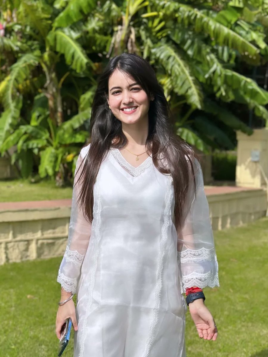 Its_me_sneha305's tweet image. “Simple rehna hi sabse classy hota hai ✨
Sach bolu to natural smile ka koi competition hi nahi 😊
Tum kya bolte ho — simple look ya heavy look? 👇”
#SimpleLook #Smile #Vibes #NaturalBeauty