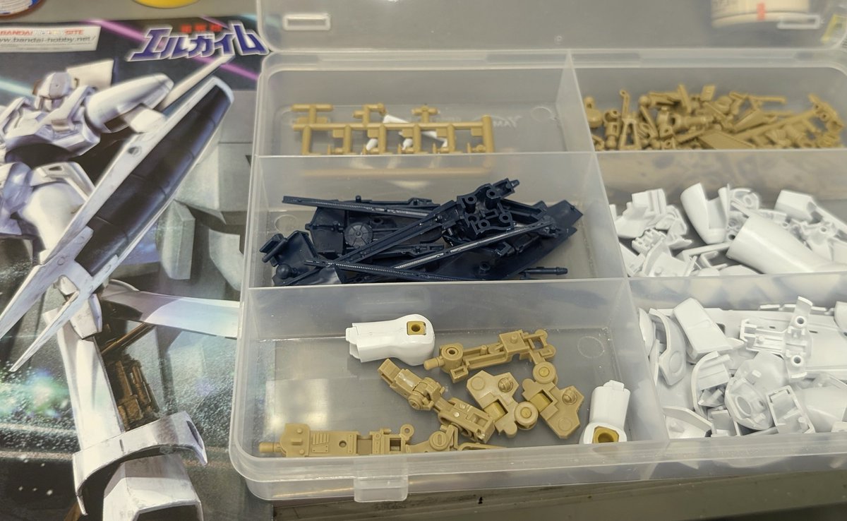 HGエルガイム、製作開始です。
とりあえずパーツをサクッと切り出して２度切り。
太腿の後ハメ加工(赤い所をカットするだけ)もサクッと終わらせます。
一度作った事のあるキットだからこの辺はサクサク進みますね。
問題は肘関節…
#エルガイム
#ガンプラ好きと繋がりたい