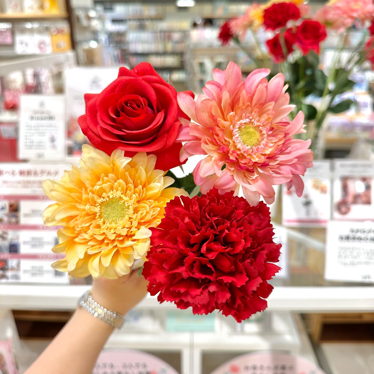 LOFT_IKEBUKURO's tweet photo. \🌹新しい形の贈りもの🌹/
1輪のアーティフィシャルフラワーとセレクトギフトが一つになった #Bloom365 💐
花瓶の用紙を開くとカタログギフトになっており、贈り先さまが好きな商品を選べる仕組みです!
5月10日、#母の日 が近づいてまいりました。今年の母の日ギフトにいかがでしょうか🎁
■12階 https://t.co/pTNJ1CfsNI
