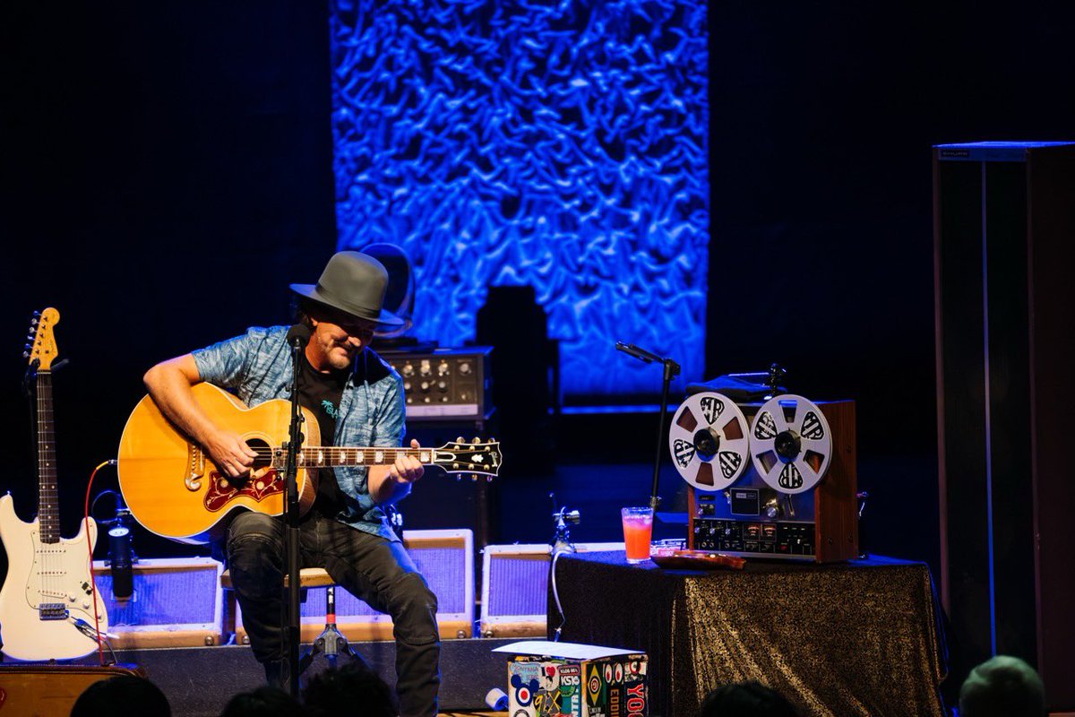 Eddie Vedder tweet media