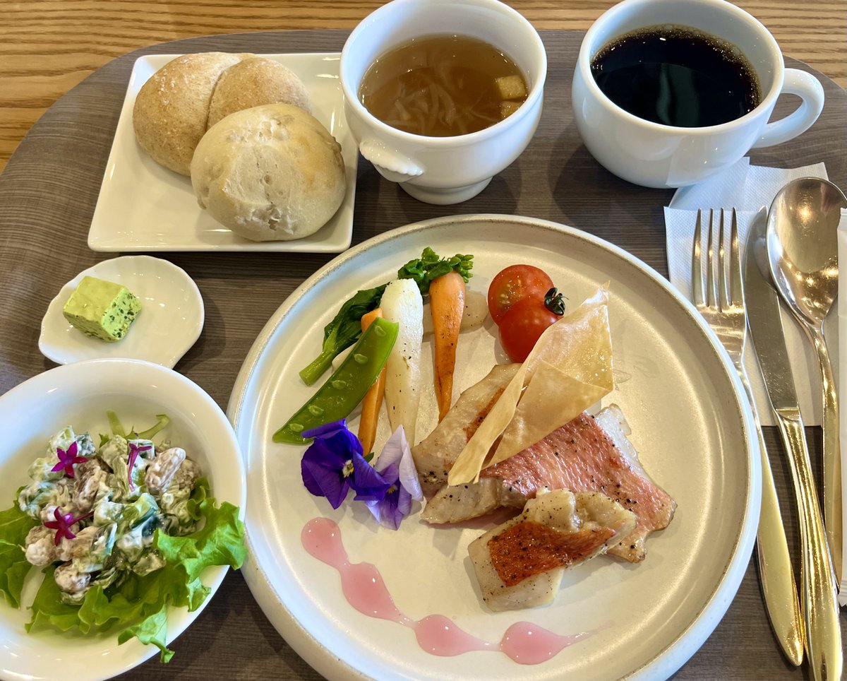 Mtgod10's tweet photo. 神奈川県大井町
BiOTOP!A ビオトピア
“カフェ サンジャック"さん
ランチ🍙
小田原漁港直送 “金目鯛のパイ添え ~さくらのジュレ仕立て”
ちょっとお上品なランチ😋
とてもありがたいひととき⏱😊
https://t.co/AUIYuDn1pT
#神奈川県大井町 #大井町ランチ #BIOTOPIA #カフェサンジャック #金目鯛 https://t.co/QclIMKRNSD