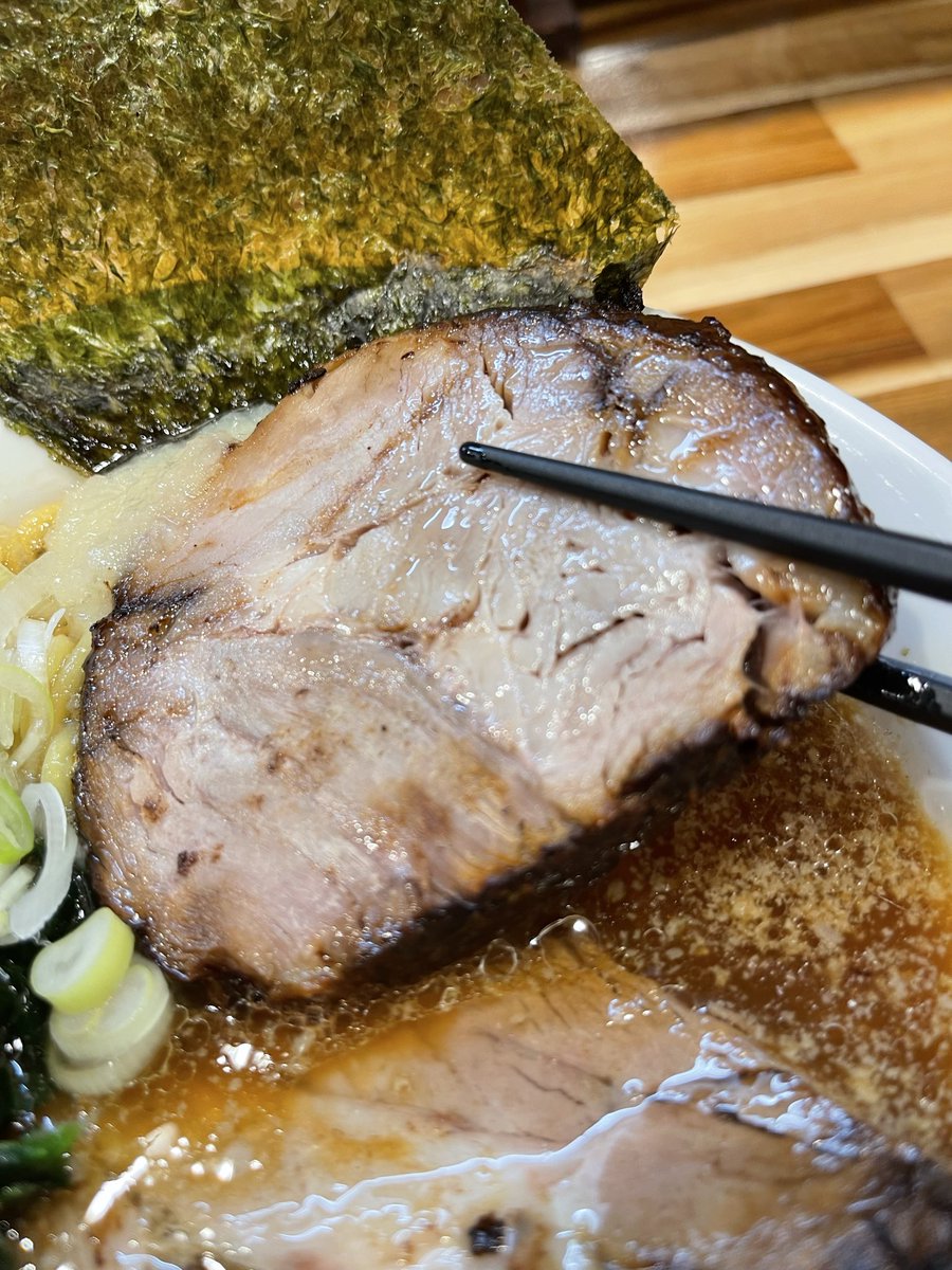 pukuns34's tweet photo. ラーメン輝八王子！
極みチャーシューダブルで頂きました
分厚いチャーシューが２枚
麺は中太ストレート腰強めで😋
スープは甘みがある濃い口醤油
チャーシューの香ばしい焼きがいい
美味しかったですご馳走様でした。
＃ラーメン輝八王子
＃極みチャーシューダブル https://t.co/WikhdHp1eM