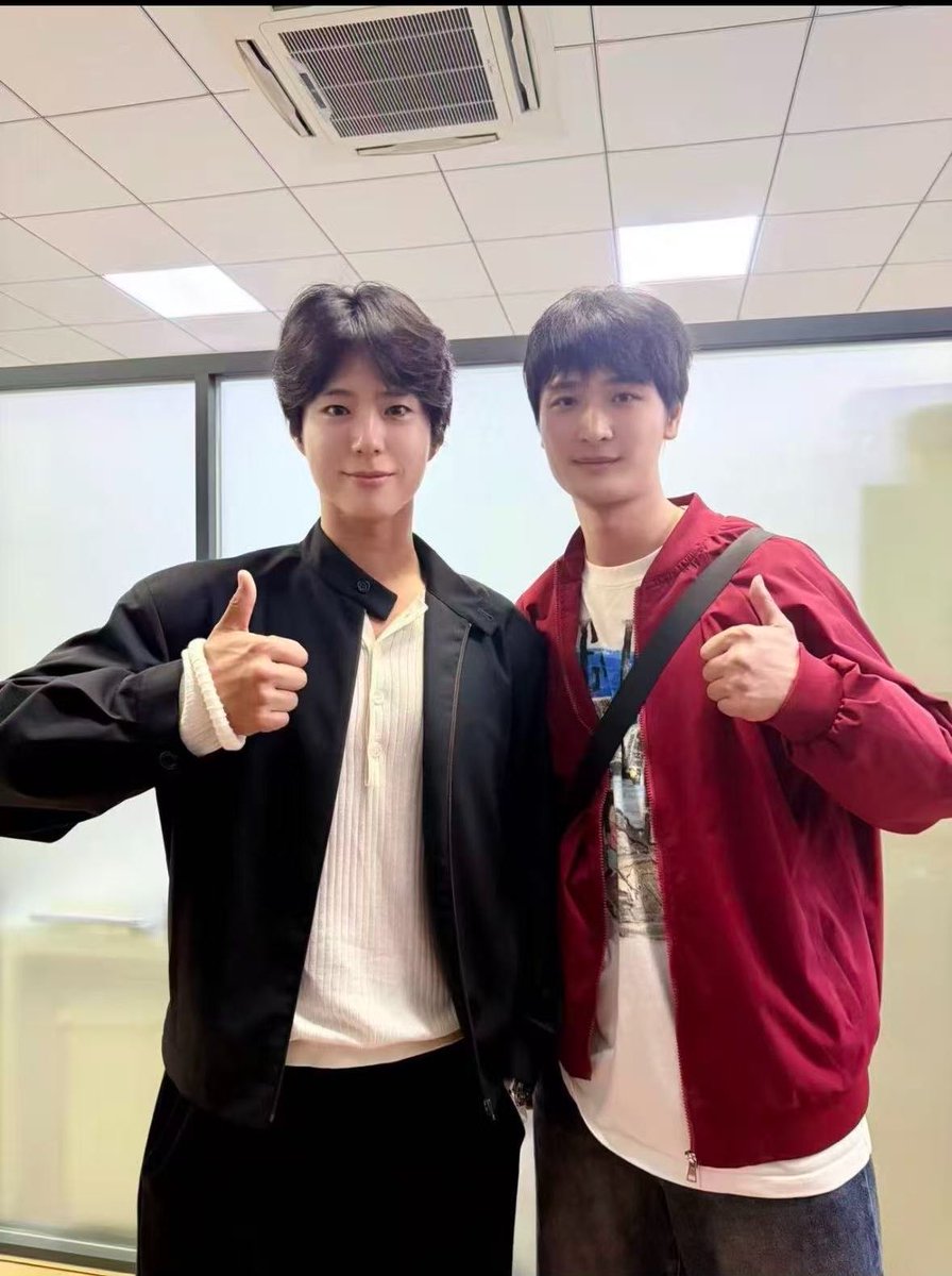 winngln98's tweet photo. BOGUMMY 和王安宇工作人员合影

https://t.co/L5e4S4Uf3l 

#박보검 
#ParkBoGum
 #パクボゴム
#朴寶劍 https://t.co/IgEfkHBd1T