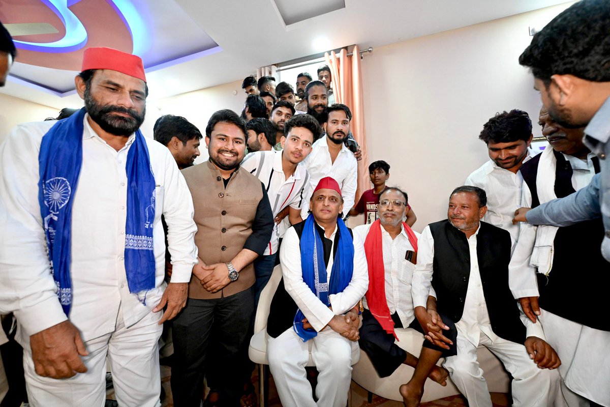 yadavakhilesh's tweet photo. संविधान है तो सुरक्षा है। 

संविधान है तो शक्ति है। 

संविधान है तो आरक्षण है, संविधान है तो संरक्षण है।
 
ये नकारात्मक विचारधारा मिटाओ, संविधान बचाओ।
