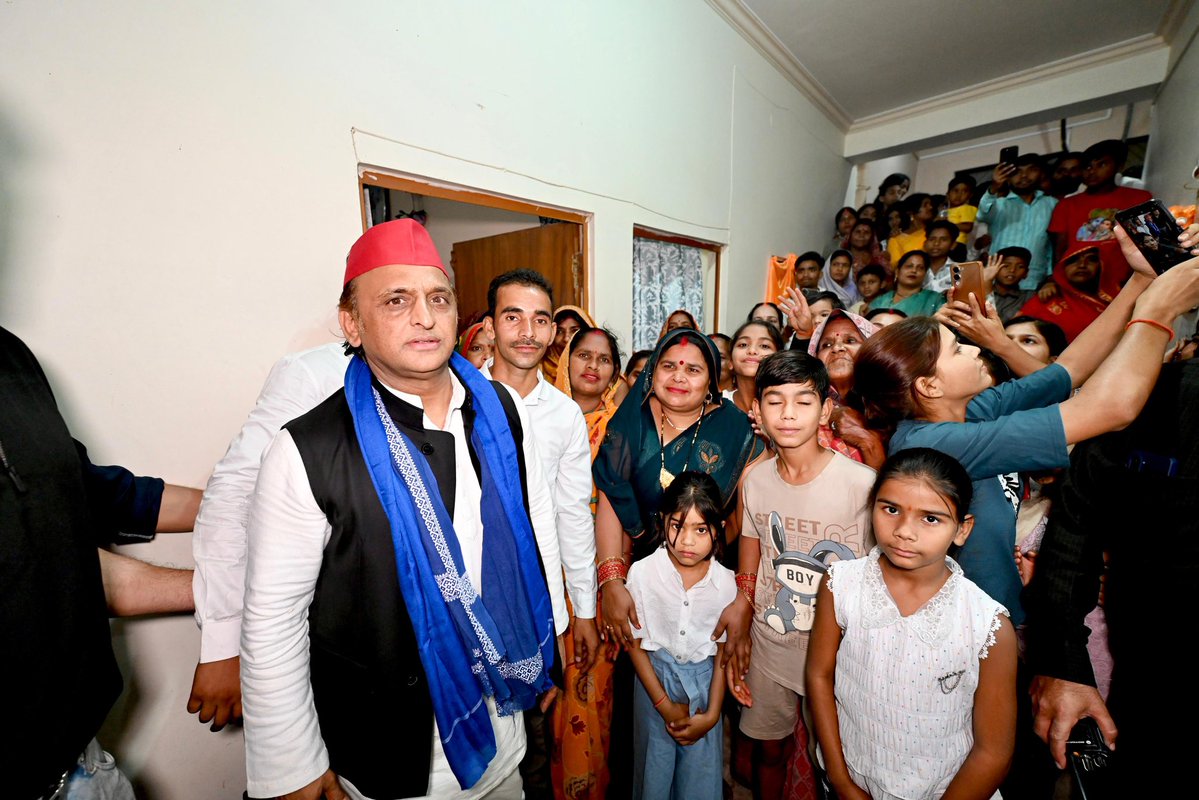 संविधान है तो सुरक्षा है। 

संविधान है तो शक्ति है। 

संविधान है तो आरक्षण है, संविधान है तो संरक्षण है।
 
ये नकारात्मक विचारधारा मिटाओ, संविधान बचाओ।