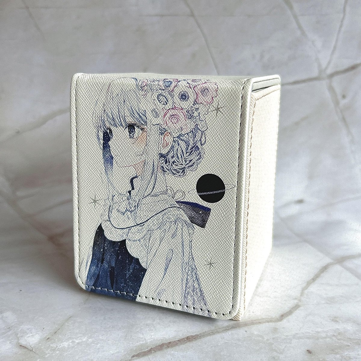 amii_tcg's tweet photo. ✧ 通販 再入荷 情報 ✧

デッキケース
ドライフラワー
3,500yen

長らく完売していた、おせとさんコラボのデッキケースが公式通販に再入荷いたしました🌷 https://t.co/ri7kJZaAzR