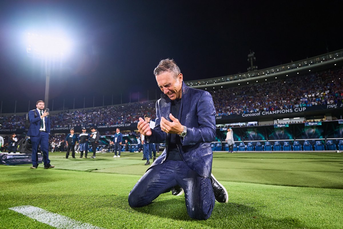 lord_azul's tweet photo. Siempre apoyo a quien esté en el equipo, pero no puedo negar que se te extraña 😔.
@CruzAzul 
#CruzAzul #FueraLarcamon #LigaMx #Concachampions https://t.co/ZVl1XQ05lZ