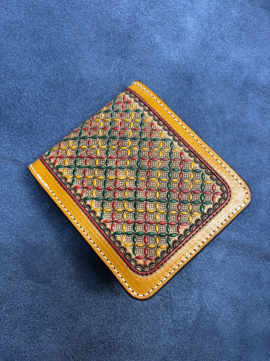 artisan_seiya's tweet photo. 多分、俺しかやらないであろう染色。
マルチカラービルフォード。

 #leathercraft #レザークラフト #leathercarving #レザーカービング  #ハンドクラフト  #ウエスタン #バイカー #革細工 #革製品 #革小物  #アメカジ #メイドインジャパン #滋賀県  #折り財布　#billfold
#需要あるかな https://t.co/jZnc91kmgn