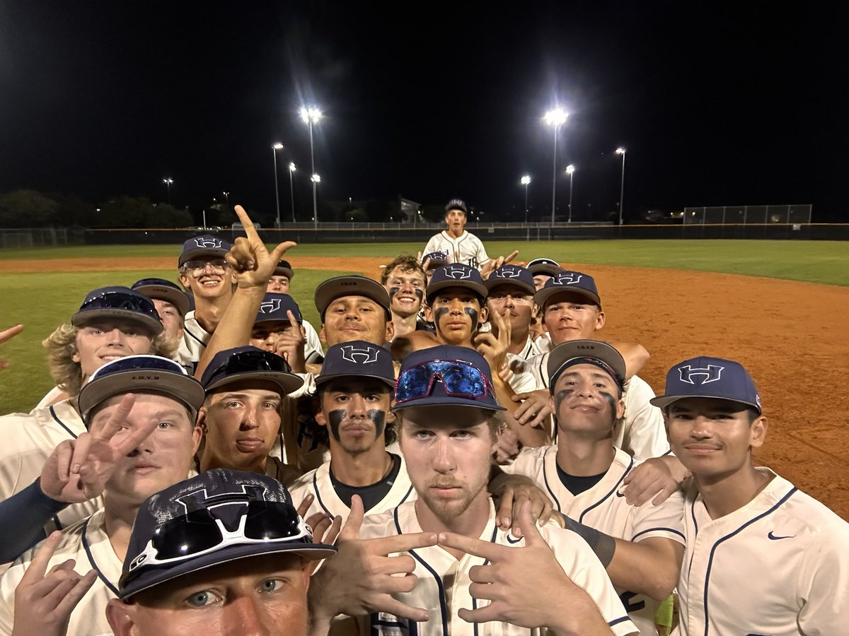 HendricksonBB's tweet image. Had a great night honoring our seniors and getting the win! Back in action Friday at Connally! #igyb #bluecollarboys #thankyouseniors #chasingfreebaseball #winningisfun
