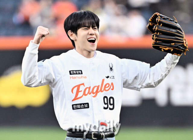 Kstyle_news's tweet image. 【PHOTO】Highlight ヤン・ヨソプ、始球式に登場…見事な投球フォーム
kstyle.com/article.ksn?ar…

#ヤンヨソプ #Highlight