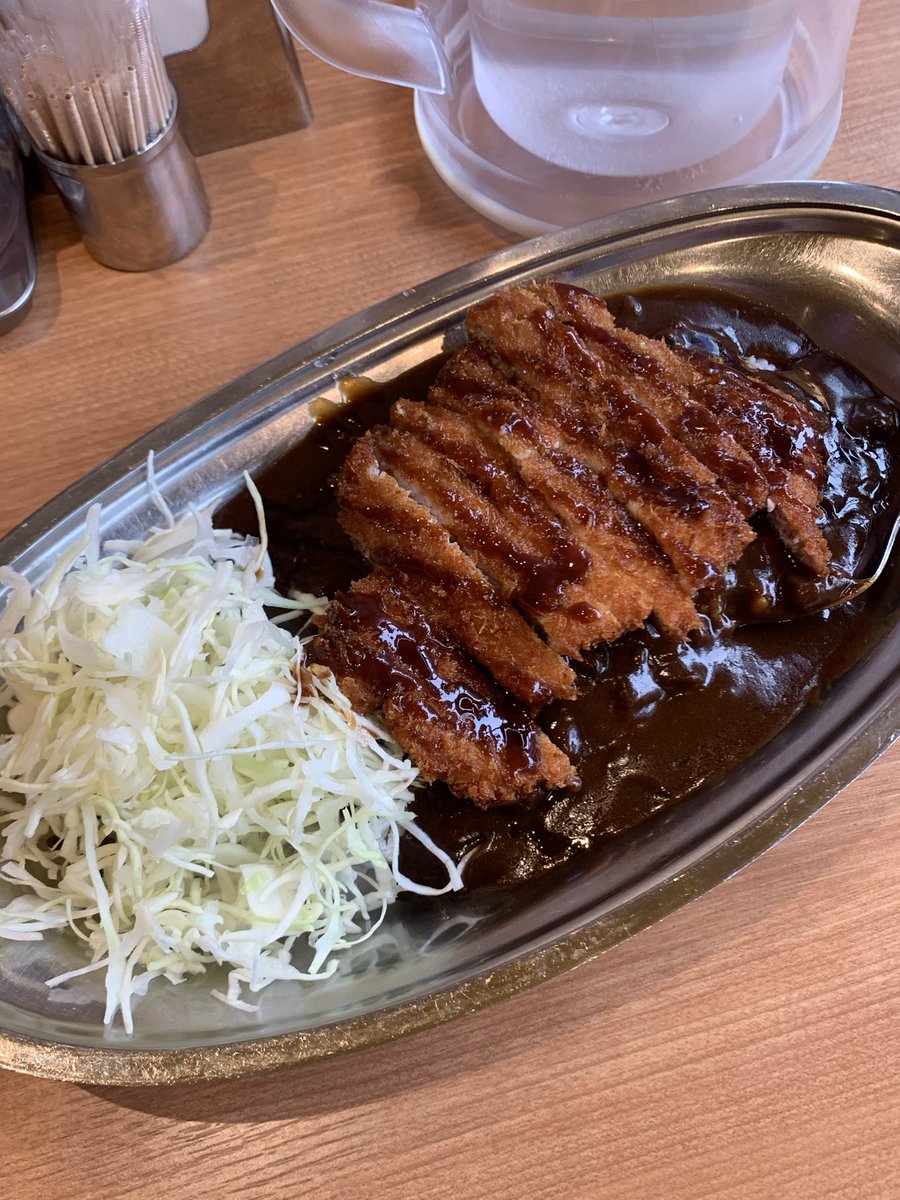 【ゴーゴーカレー　堺東スタジアム】
堺市堺区新町5-17

元気の源！ゴーゴーカレー🍛
金沢カレーを食べに来ました🙌

ロースカツカレー中を頼みました

とんかつにドロドロカレーがかかって
キャベツがどっさり😳

スプーンではなくフォークで頂きます
美味しかったです☘️