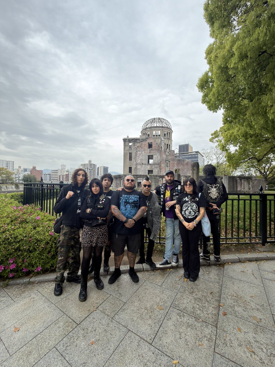 Besthövenの広島での公演は、特別な意味を持っています。バンドはこれまで、アルバムタイトルや歌詞の中で広島に言及し、戦争や破壊といったテーマを扱ってきました。