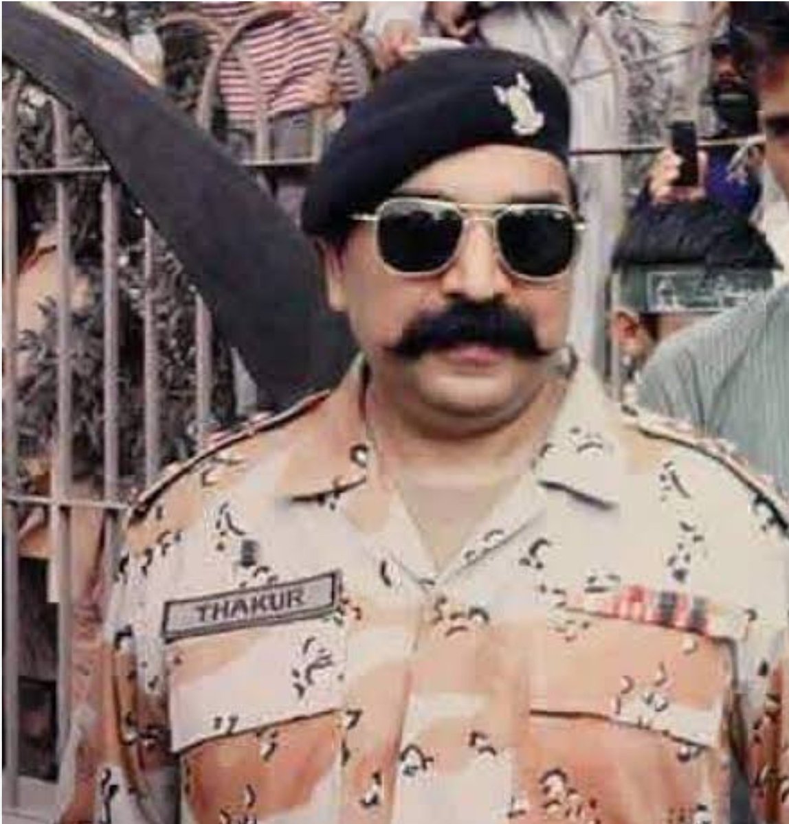 khurram2247's tweet photo. یہ ھے وہ بدشکل رینجرز کا افسر
جس نے عمران خان کو کالر سے پکڑکر گھسیٹا تھا۔ اسکی شکل کوئ نہ بھولے۔
#releaseimrankhan 
@PTIofficial https://t.co/2QTKkkfTuC