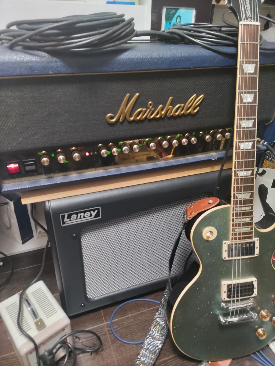アンプ帰還♬
かなり不具合があり
フルオーバーホールだったとの事💦
laneyとの相性も良く自宅で遠慮なく音作り出来る喜びー✌
やっぱMarshallの音好きだなぁー

キャビとの幅感違うから板を1枚
へだて〜今〜
小〜さなぁ〜（笑）

セットのデカいキャビで鳴らすのが楽しみです✨️

おはー😊☀