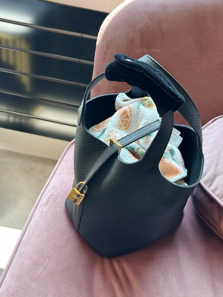 ハンカチの持ち歩き方について✍🏻
私の場合はそのままバッグに入れたり、バッグの中身が見えないように、フタをするように上からかぶせたりして使っています⊂( •̀ ·̫ •́ ∩)🪄