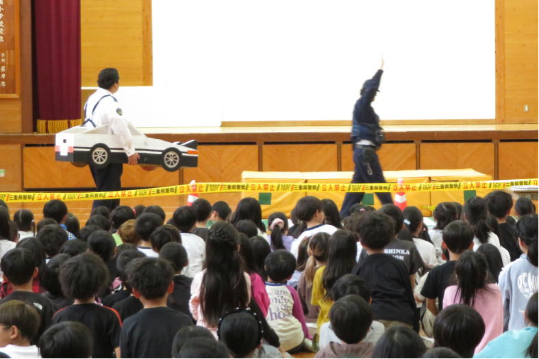 Mpp_mie's tweet photo. 【尾鷲署から】
市立尾鷲小学校をまもってくれてありがとう運動と"ハンドサイン"キャンペーン運動のモデル校に指定し、交通安全教室を行いました🚗
ドライバーのみなさん❗子どもたちの笑顔を守るため、安全運転に努めてください😊
～歩行者のハンドサインは赤信号～ https://t.co/QWSdasAcxQ
